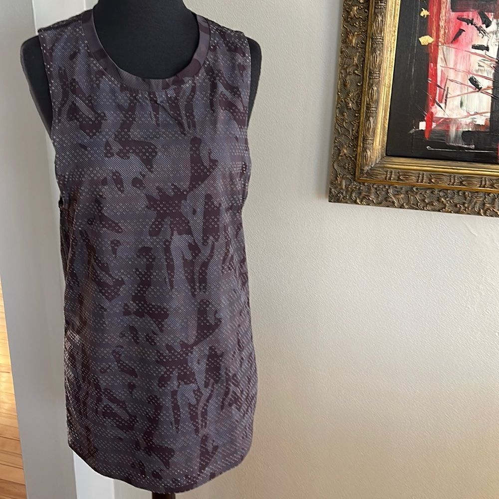 Zyia abstract diagonal subtle stripe print vented stripe long tank top. Medium